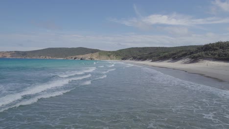 Wellen-Rollen-Im-Sommer-An-Die-Küste-Des-Wreck-Beach---Great-Keppel-Island,-Qld,-Australien