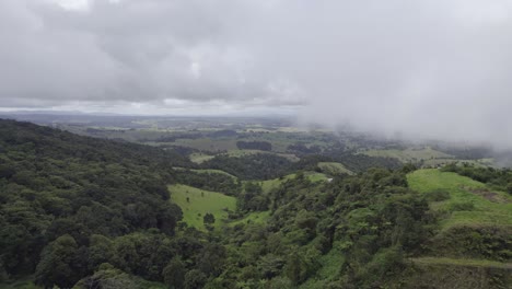 Volando-Sobre-Verdes-Colinas-Con-Una-Densa-Selva-Tropical-Cerca-De-Millas-De-Mirador-En-Atherton-Tablelands,-Queensland