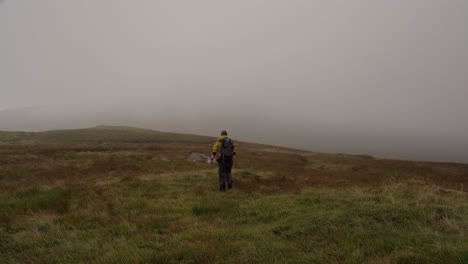 Mann,-Der-Mit-Einem-Rucksack-In-Richtung-Einer-Nebligen-Landschaft-In-Schottland-Wandert