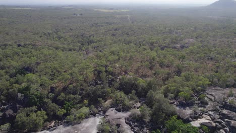Vegetación-Tropical-Que-Rodea-El-Parque-Natural-Granite-Gorge-En-El-Norte-De-Queensland,-Australia---Toma-Aérea-De-Drones