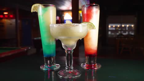 Tres-Margaritas-Congeladas-Diferentes,-Fresa,-Coco-Azul,-Clásico,-Control-Deslizante-4k