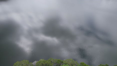 Cielo-Nublado-Reflejado-En-El-Lago-Morris-En-Cairns,-Norte-De-Queensland,-Australia---Disparo-De-Drones