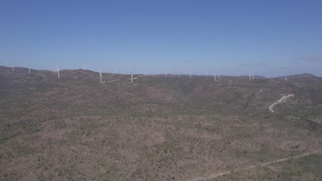 Turbinas-De-Viento-Contra-El-Cielo-Azul-En-El-Parque-Eólico-De-Monte-Esmeralda-En-Arriga,-Qld,-Australia