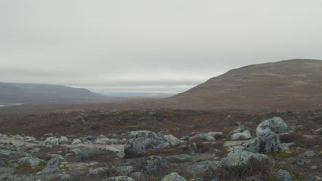 Cloudy-scenery-with-rocks-in-the-forefront-and-mountains-in-the-backround-in-Lapland