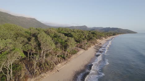 Vuelo-Sobre-La-Playa-De-Wangetti-Con-Vegetación-Tropical-En-El-Norte-De-Queensland,-Australia---Disparo-De-Drones