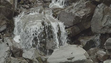 Wasser-Findet-Seinen-Weg-Durch-Felsen-In-Zeitlupe