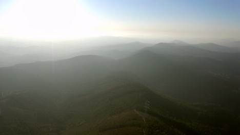Video-De-Drones-En-La-Cima-De-Una-Montaña-Al-Atardecer