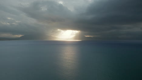 Sonnenstrahlen,-Die-Dunkle-Wolken-über-Dem-Ruhigen-Meer-An-Der-Küste-Von-Castellammare-Del-Golfo-In-Trapani,-Sizilien,-Italien,-Passieren