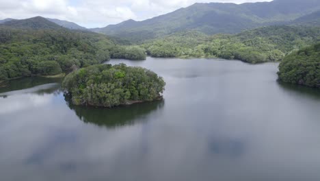 Lago-Morris-Con-Aguas-Tranquilas-Y-Vegetación-Exuberante-En-El-Rango-De-Cordero,-Región-De-Cairns,-Queensland,-Australia---Toma-Aérea-De-Drones