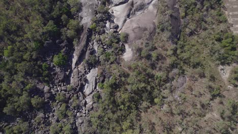 Vista-De-Arriba-Hacia-Abajo-Del-Parque-Natural-Granite-Gorge-En-Qld,-Australia-Durante-El-Verano---Toma-Aérea-De-Drones