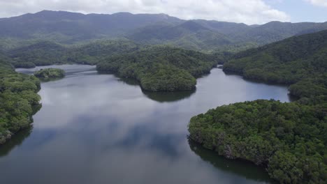 Lago-Morris---Presa-Del-Embalse-En-La-Región-De-Cairns,-Queensland,-Australia---Toma-Aérea-De-Drones