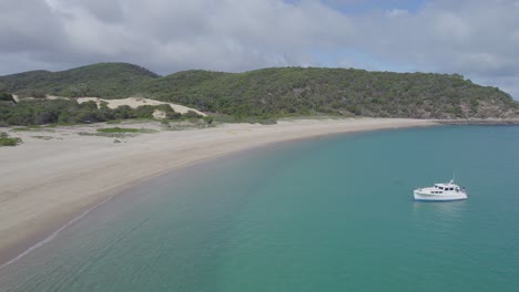 Malerische-Landschaft-Der-Butterfish-Bay-Auf-Great-Keppel-Island,-Queensland,-Australien---Yacht-Auf-Dem-Türkisfarbenen-Ozean-Im-Sommer---Luftaufnahme