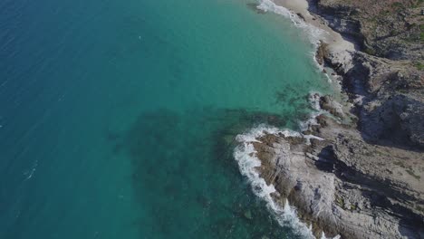 Ozeanwellen,-Die-An-Der-Felsigen-Küste-Des-Wreck-Beach-In-Great-Keppel-Island,-Qld,-Australien,-Zusammenstoßen