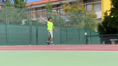 Joven-Jugador-De-Tenis-De-Vuelta-De-Revés-En-La-Cancha-De-Lisboa