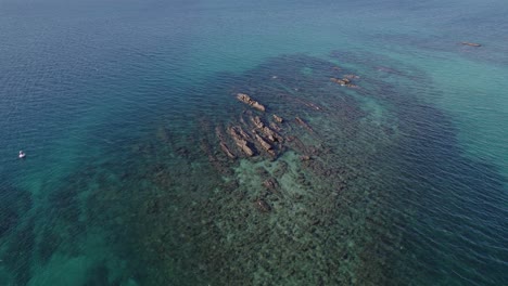 Impresionante-Paisaje-De-Arrecife-De-Rocas-De-Pasaje,-Lugar-Para-Bucear-En-Great-Keppel-Island,-Queensland,-Australia