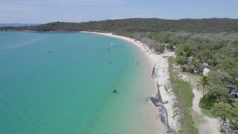 Luftbild-Von-Great-Keppel-Island-Mit-Booten-Auf-Dem-Malerischen-Ozean-In-Queensland,-Australien---Drohnenaufnahme
