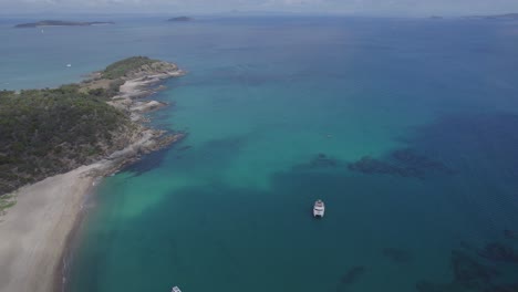 Butterfish-Bay-Mit-Booten-Auf-Dem-Ozean-In-Der-Nähe-Des-Geheimen-Strandes-In-Great-Keppel-Island,-Queensland,-Australien---Luftdrohnenaufnahme