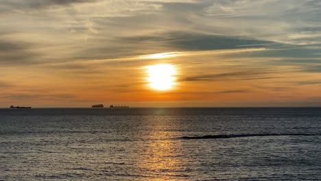 Schöner-Sonnenuntergang-Am-Tropischen-Strand-Der-Küste-Mit-Goldenem-Meer-Und-Silhouette-Reisen-Menschen-Auf-Naturhintergrund-4k