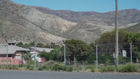 Casas-Típicas-De-Pueblo-A-Lo-Largo-De-La-Carretera-Situada-En-Las-Estribaciones-De-Los-Andes-En-El-Valle-De-Elqui,-Región-De-Coquimbo,-Chile