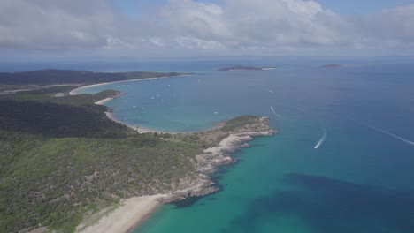 Vista-Panorámica-Sobre-La-Pintoresca-Bahía-De-Pez-Mantequilla-En-La-Isla-Great-Keppel,-Queensland,-Australia---Toma-Aérea-De-Drones