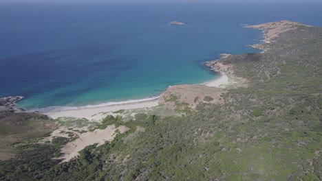 Playa-De-Naufragios-Con-Un-Mar-Azul-Tranquilo-En-La-Isla-De-Great-Keppel,-Queensland,-Australia---Toma-Aérea-De-Drones
