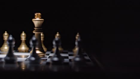 Schachfiguren-Kommen-Ins-Rampenlicht,-Zwei-Könige-Stehen-Sich-Gegenüber