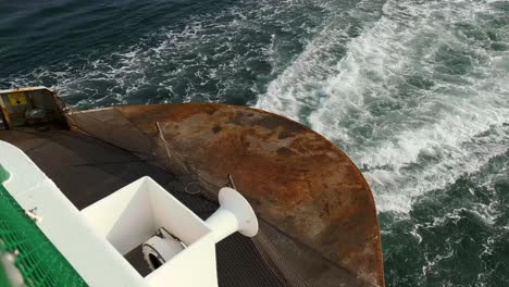 Verrostetes-Heck-Einer-Fähre,-Die-Auf-Orcas-Island,-Washington,-USA,-über-Das-Wasser-Fährt