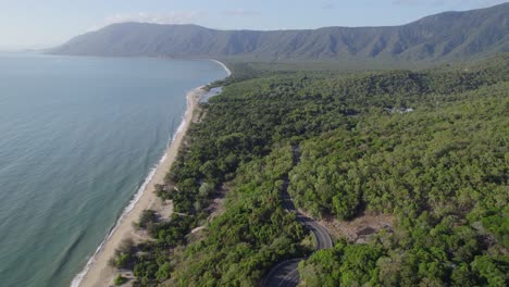 Vista-Panorámica-Sobre-La-Playa-De-Wangetti-Con-Un-Océano-Panorámico-Y-Una-Vegetación-Exuberante-En-El-Norte-De-Queensland,-Australia---Toma-De-Drones
