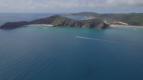 Barcos-Navegando-A-Través-De-La-Bahía-Butterfish-Cerca-De-La-Playa-Secreta-En-Great-Keppel-Island,-Queensland