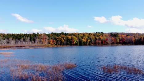 Niedriger-Vorstoß-über-Einem-Teich-Im-Herbst-In-Winthrop,-Maine