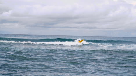 Hombre-Surfeando-En-Una-Ola-Pequeña-Tratando-De-Equilibrarse-Pero-Se-Cayó-En-Un-Mar-Azul-Tranquilo,-Filipinas