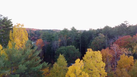 Eine-Schwenkaufnahme-über-Einem-Teich-Im-Herbst-In-Winthrop,-Maine