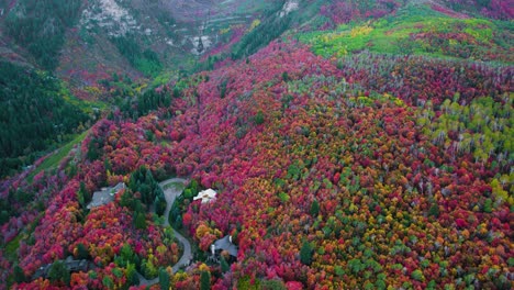 árboles-Coloridos-Alrededor-Del-Resort-Sundance-Durante-La-Temporada-De-Otoño-En-Provo,-Utah,-Estados-Unidos