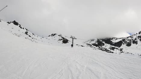 Gente-Esquiando-En-La-Nieve-Y-Montando-Telesillas-En-La-Icónica-Estación-De-Esquí-De-Los-Notables-En-Queenstown,-Nueva-Zelanda