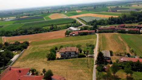 Erhebt-Sich-Hoch-über-Landwirtschaftlichen-Grünen-Feldern,-Landschaft-In-Der-Nähe-Von-Turin,-Italien