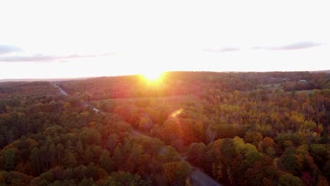 Schwenken-Sie-Bis-Zu-Einer-Hellen-Sonne-Während-Des-Sonnenuntergangs-In-Maine-Herbstsaison