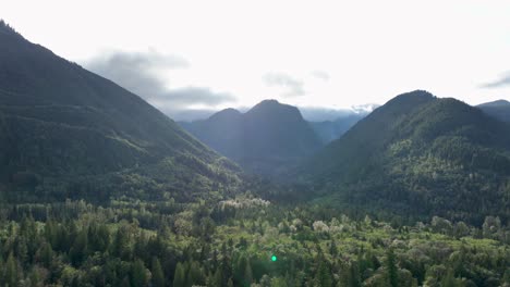 Wide-drone-shot-of-the-Cascade-Mountains-filled-with-abundant-forests