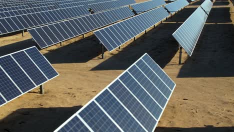 Filas-De-Paneles-Solares-En-El-Campo-Del-Desierto-De-Mojave,-Energía-Verde,-Concepto-Ambiental-De-Vista-Aérea