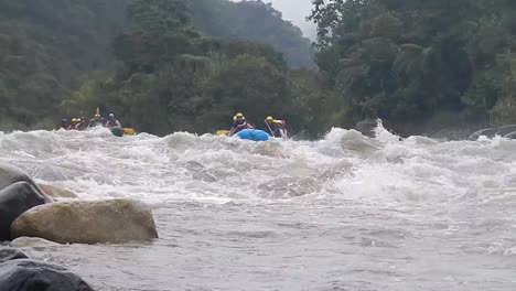 Turistas-Haciendo-Rafting-En-Baños,-Ecuador
