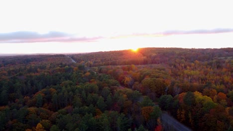 Noch-Aufnahme-Eines-Sonnenuntergangs-Im-Herbst-In-Winthrop,-Maine