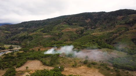Rauch-Steigt-In-Der-Luft-Von-Brennenden-Bäumen-In-Der-Provinz-Phuoc-Binh-In-Vietnam-Auf