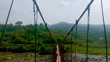 Puente-Colgante-De-Hierro-Aislado-Viejo-Con-Fondo-De-Cielo-Nublado-En-El-Video-De-La-Mañana-Tomado-En-Nongjrong-Meghalaya-India