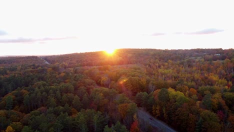 Ein-Standbild-Eines-Hellen-Sonnenuntergangs-In-Winthrop-Maine-Während-Der-Herbstsaison