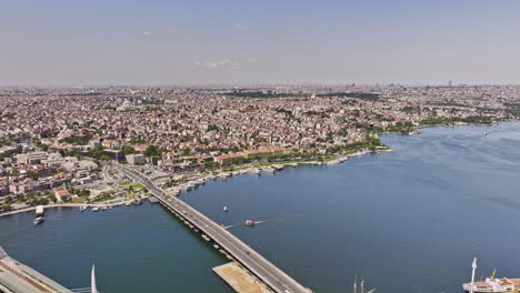 Istanbul-Türkei-Luftbild-V5-Panorama-drohnenüberführung-über-Die-Innenstadt-Von-Eminönü,-Die-Tagsüber-Brücken-über-Die-Mündung-Des-Goldenen-Horns-Und-Die-Europäische-Seite-Des-Stadtbilds-Einfängt---Aufgenommen-Mit-Mavic-3-Cine---Juli-2022