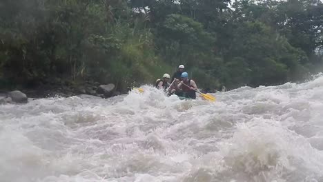 Turistas-Haciendo-Rafting-En-Baños,-Ecuador-Sobre-Un-Río-Fuerte-Que-Los-Lleva-Adelante