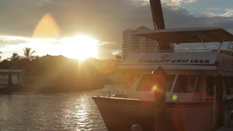 Boot-Auf-Fort-Lauderdale-River-In-Der-Abenddämmerung-Goldene-Stunde