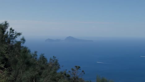 Tranquilidad-Del-Mar-Con-Islas-Brumosas-Y-Veleros