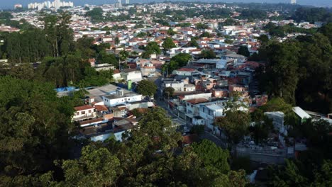 Toma-Aérea-Con-Drones-Del-Barrio-De-Interlagos-En-El-Sur-De-São-Paulo,-Brasil,-Desde-El-Embalse-Artificial-De-Guarapiranga-Con-árboles-Y-Casas-Residenciales-En-Una-Tarde-De-Otoño