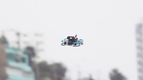 Kamerafahrt-Einer-FPV-Drohne,-Die-Sich-über-Eine-Urbane-Landschaft-Bewegt