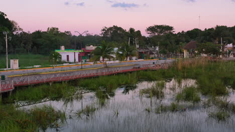 Luftlandschaft-Der-Leeren-Straße-über-Laguna-Coba-In-Der-Ländlichen-Stadt-Quintana-Roo-Mexiko-Bei-Sonnenuntergang-Der-Goldenen-Stunde
